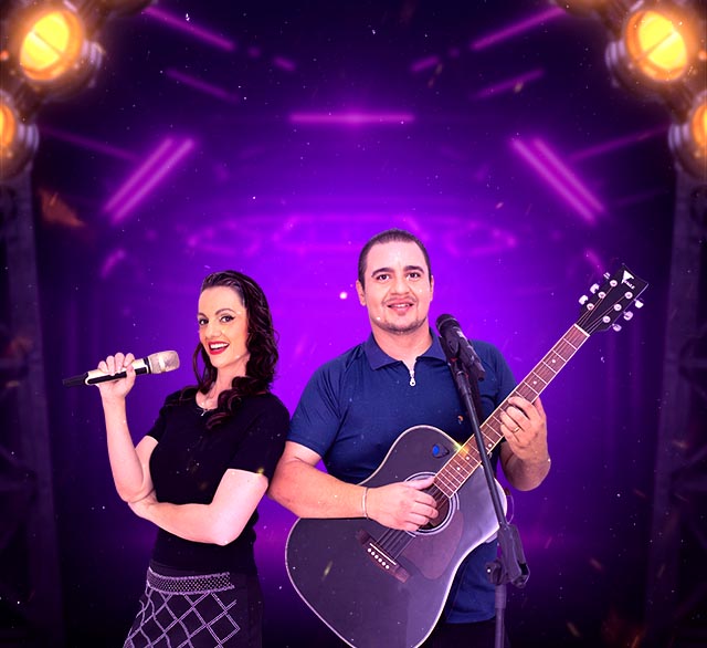 Dupla de cantores com luzes de show ao fundo